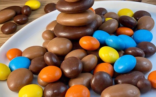 Cokelat batu dan permen khas Arab untuk oleh-oleh